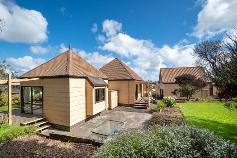 Photo of property in 18 Woodhouse Place, West Harbour, Auckland, 0618