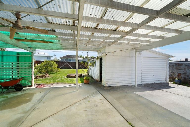 Photo of property in 24 Cobham Crescent, Kelston, Auckland, 0602