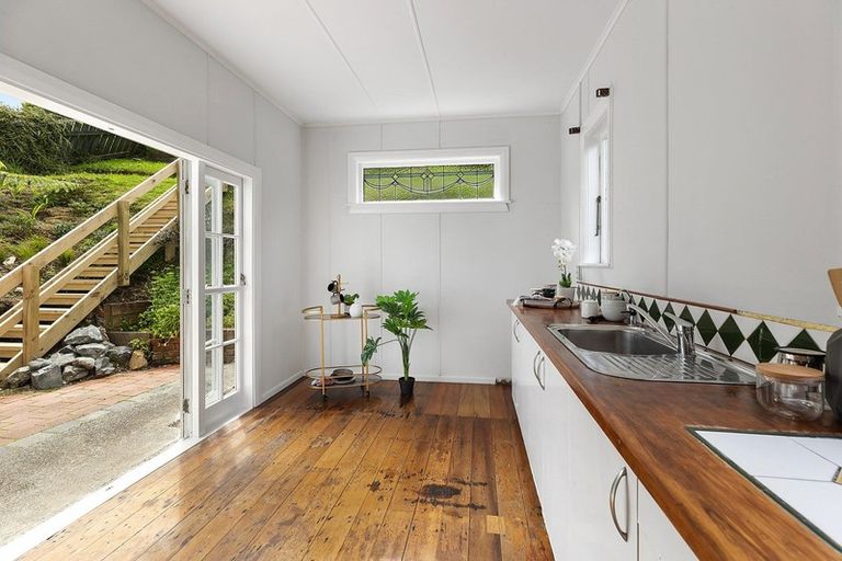 Photo of property in 17 Houghton Bay Road, Houghton Bay, Wellington, 6023