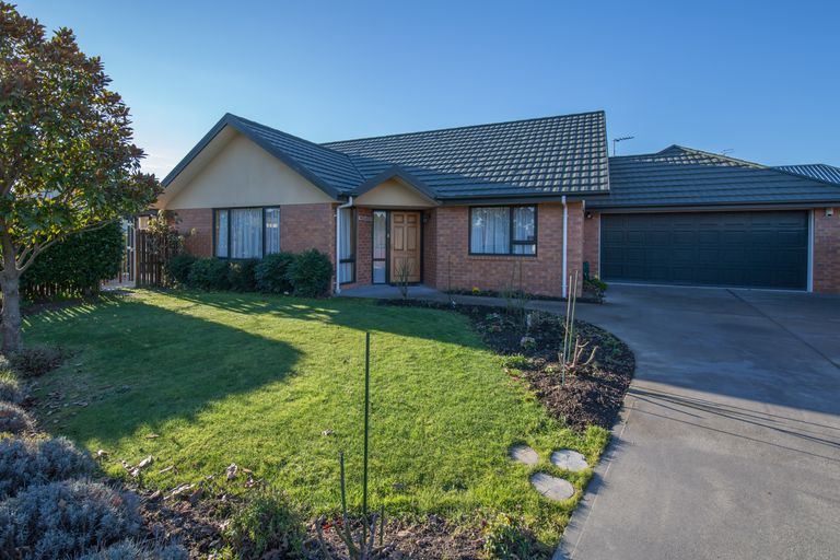Photo of property in 4 Chesterfield Mews, Russley, Christchurch, 8042