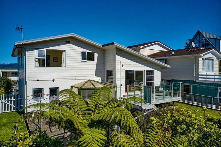 Photo of property in 5 Panorama Grove, Harbour View, Lower Hutt, 5010