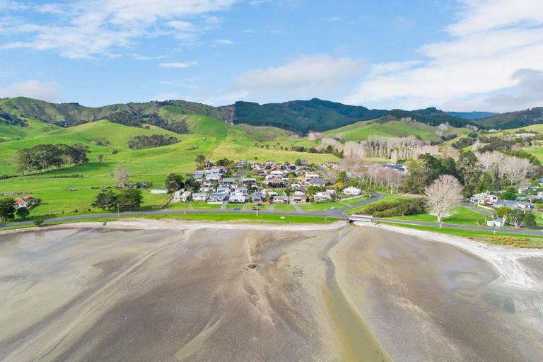 Photo of property in 9 Kawakawa Bay Coast Road, Kawakawa Bay, Papakura, 2585