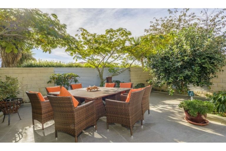 Photo of property in 33 Bottle Lake Drive, Parklands, Christchurch, 8083