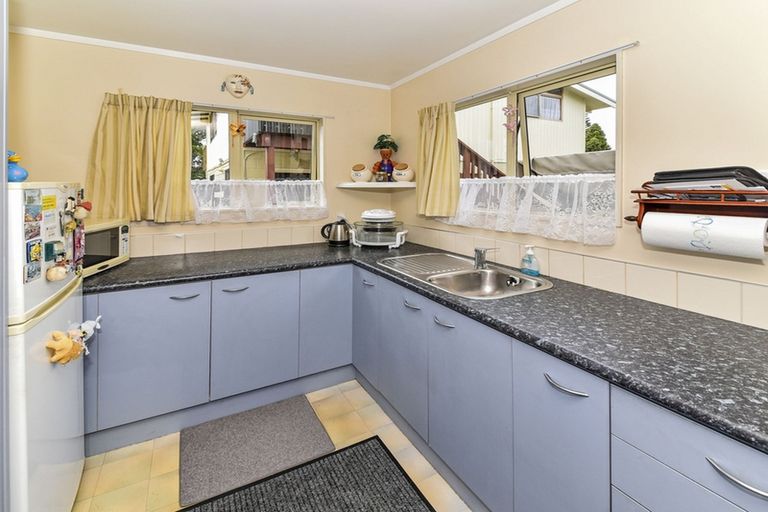 Photo of property in 28 Gibbons Road, Weymouth, Auckland, 2103