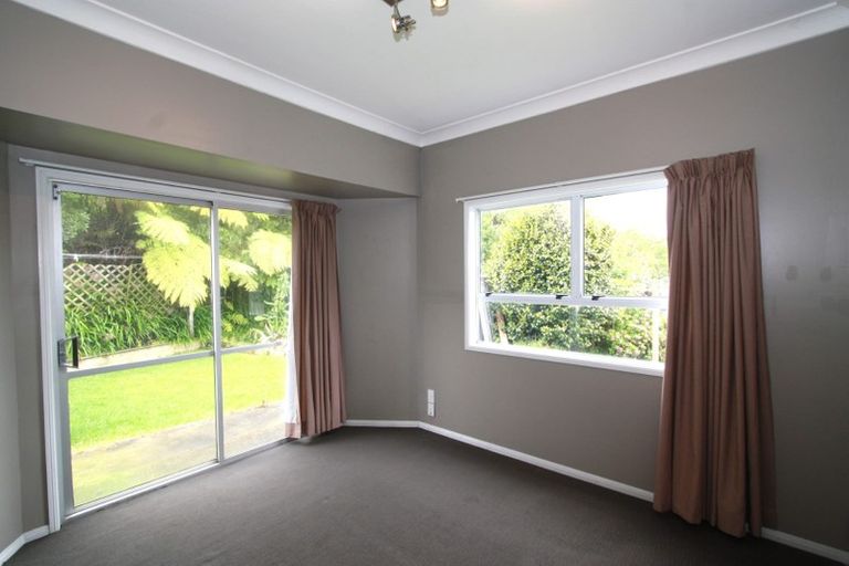 Photo of property in 27 Queens Road, Glen Avon, New Plymouth, 4312
