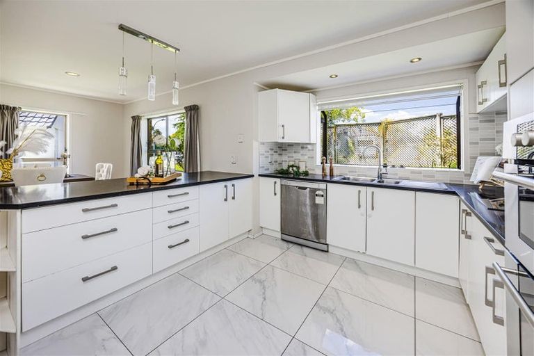 Photo of property in 6 Majesty Place, Half Moon Bay, Auckland, 2012