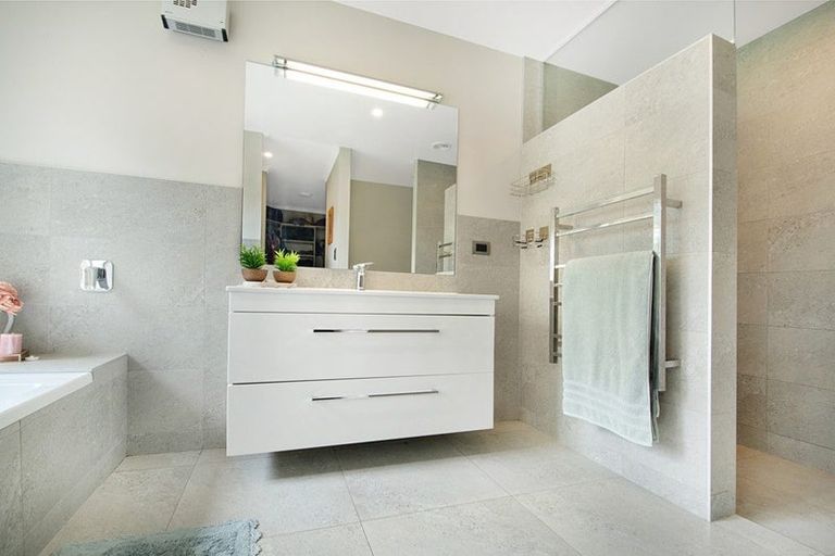 Photo of property in 64 Worsnop Way, Stillwater, Albany, 0794