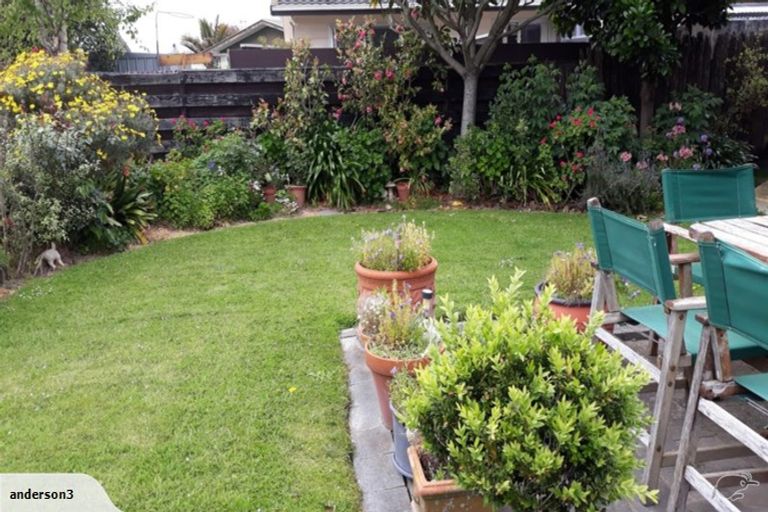 Photo of property in 19 Hillcrest Drive, Kelvin Grove, Palmerston North, 4414