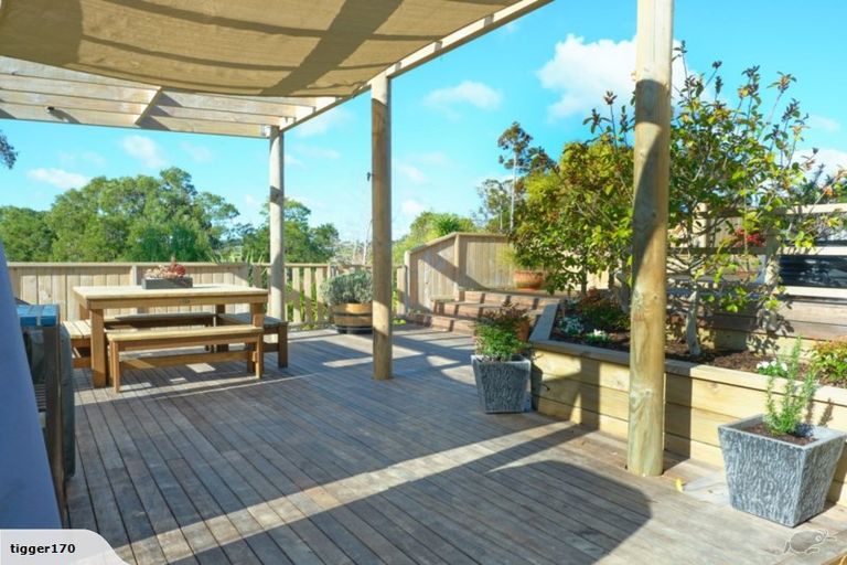 Photo of property in 4 Gavinike Place, Waimauku, 0812