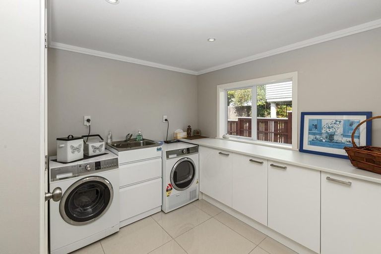 Photo of property in 34 Covil Avenue, Te Atatu South, Auckland, 0610
