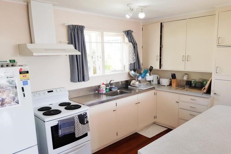 Photo of property in 3 Kilham Avenue, Northcote, Auckland, 0627