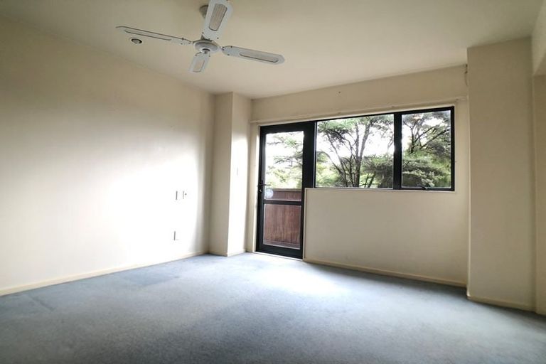 Photo of property in 12 Springwater Vale, Unsworth Heights, Auckland, 0632