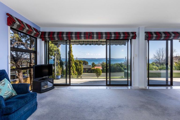 Photo of property in 27 De Luen Avenue, Tindalls Beach, Whangaparaoa, 0930