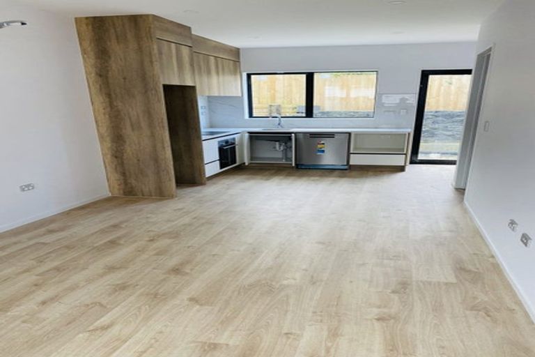 Photo of property in 5/16 Buisson Glade, West Harbour, Auckland, 0618