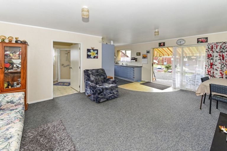 Photo of property in 28 Gibbons Road, Weymouth, Auckland, 2103