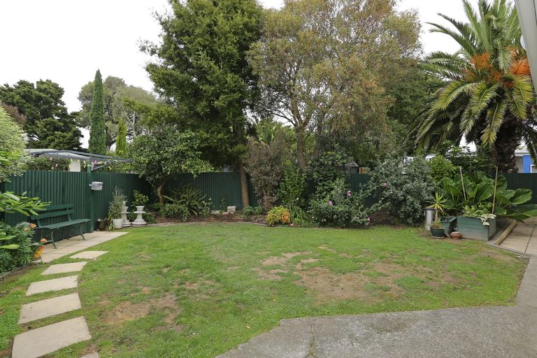 Photo of property in 2 Churchill Avenue, Hokowhitu, Palmerston North, 4410
