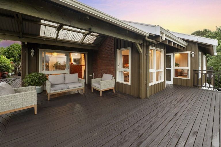 Photo of property in 11 Rika Place, Kawaha Point, Rotorua, 3010