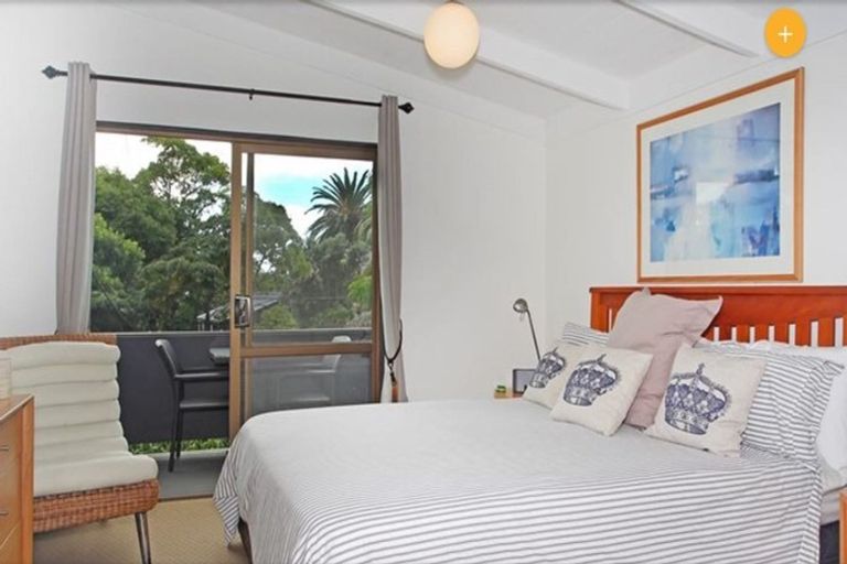 Photo of property in 1/663a Beach Road, Rothesay Bay, Auckland, 0630