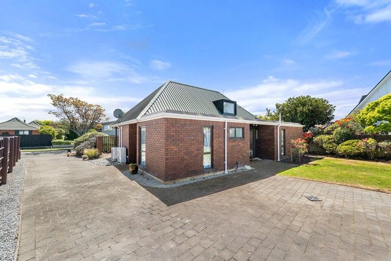 Photo of property in 10 Woodstock Place, Russley, Christchurch, 8042
