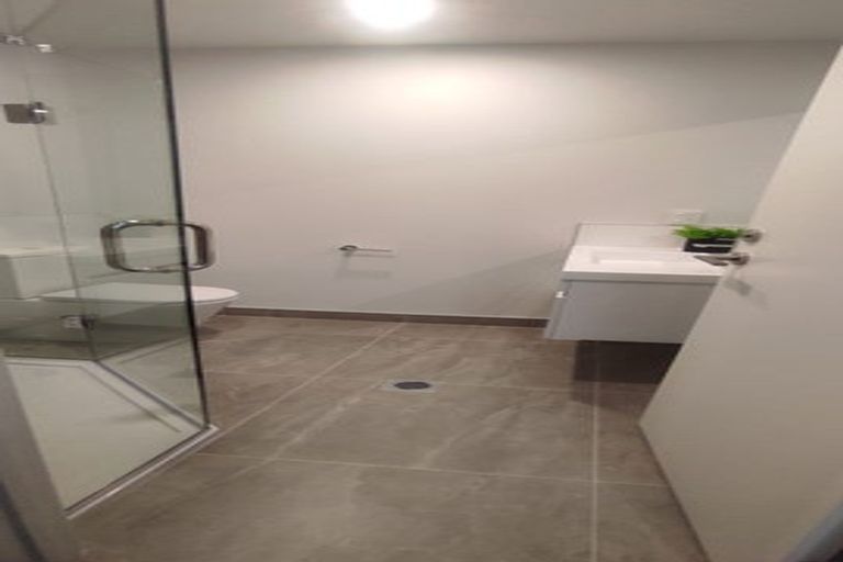 Photo of property in 3/47 Awaroa Road, Sunnyvale, Auckland, 0612