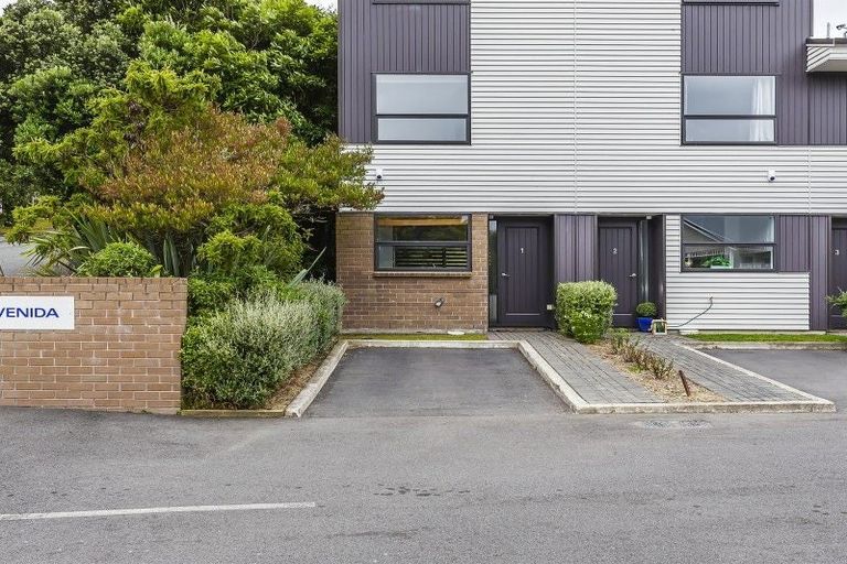 Photo of property in 1/8 Thatcher Crescent, Crofton Downs, Wellington, 6035