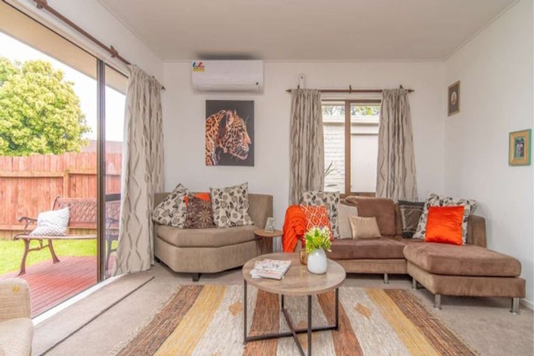 Photo of property in 2/4 Tyndrum Place, Highland Park, Auckland, 2010