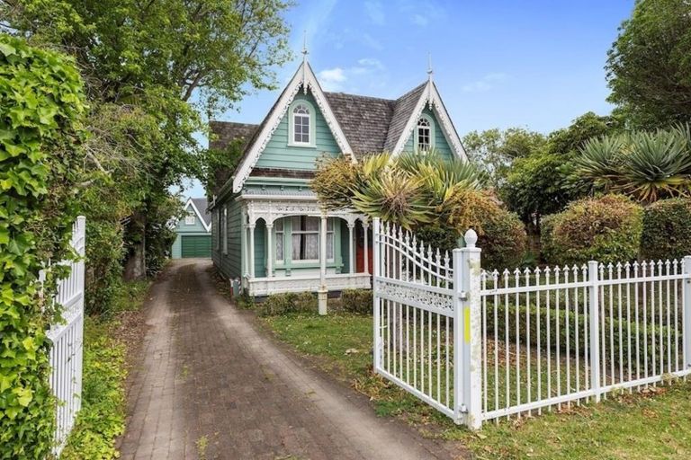 Photo of property in 17 Norwood Road, Bayswater, Auckland, 0622