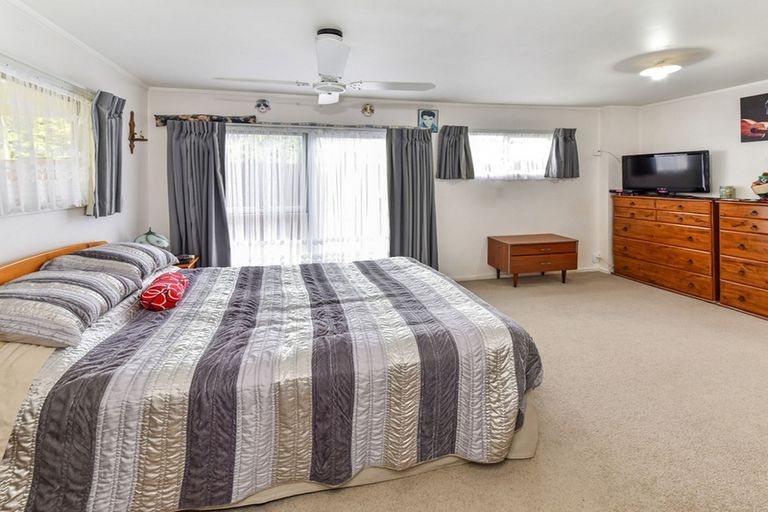 Photo of property in 28 Gibbons Road, Weymouth, Auckland, 2103