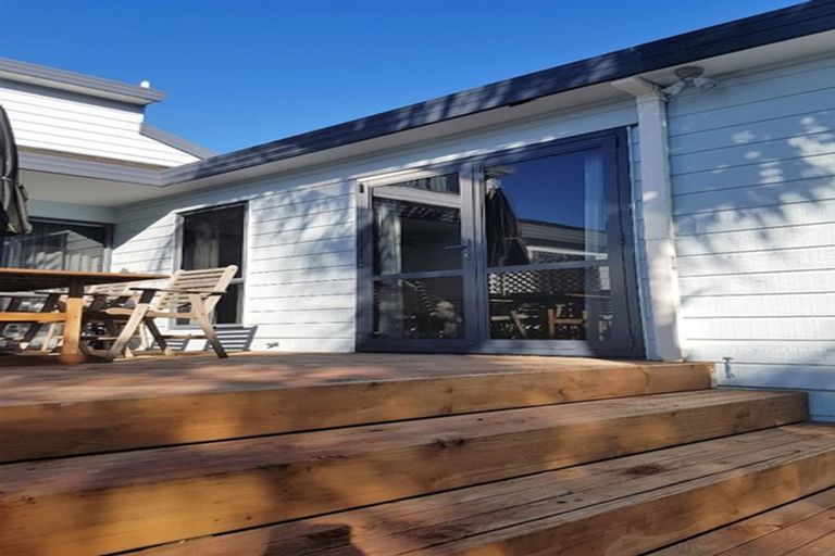 Photo of property in 14 Bonnard Place, West Harbour, Auckland, 0618