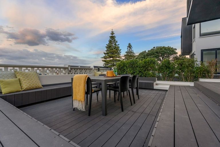 Photo of property in 18a The Esplanade, Eastern Beach, Auckland, 2012