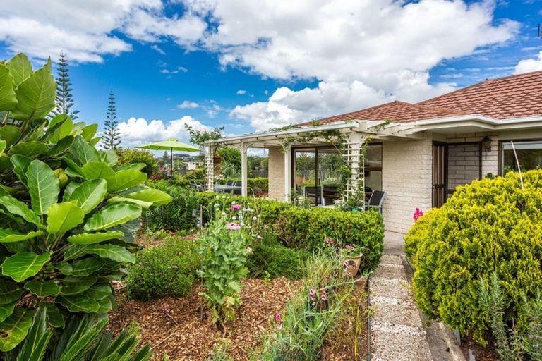 Photo of property in 2 Edgewater Grove, Orewa, 0931