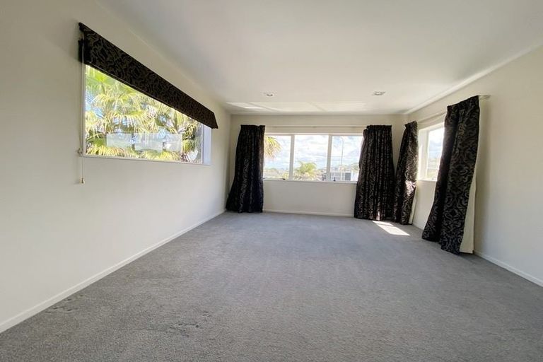 Photo of property in 11 Lakeridge Close, Northcross, Auckland, 0632