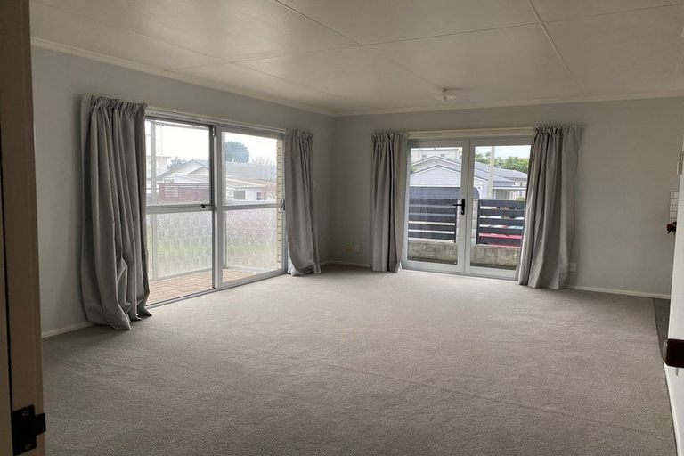 Photo of property in 3/10 Karamu Street, Strandon, New Plymouth, 4312