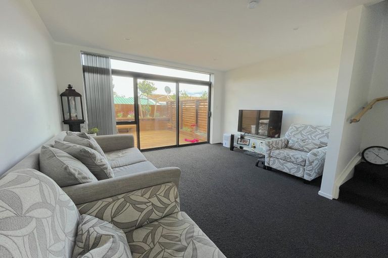 Photo of property in 10/15 Chivalry Road, Glenfield, Auckland, 0629