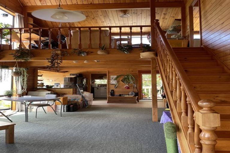 Photo of property in 2 Twin Wharf Road, Herald Island, Auckland, 0618