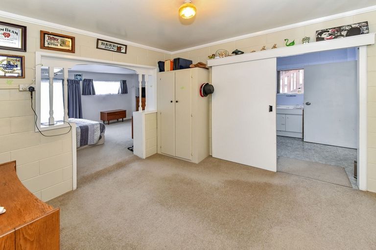 Photo of property in 28 Gibbons Road, Weymouth, Auckland, 2103