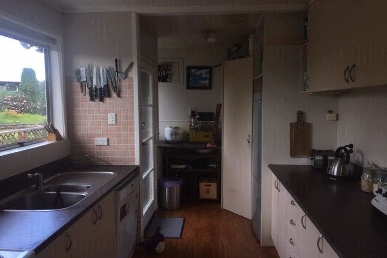 Photo of property in 33b Beach Road, Te Atatu Peninsula, Auckland, 0610