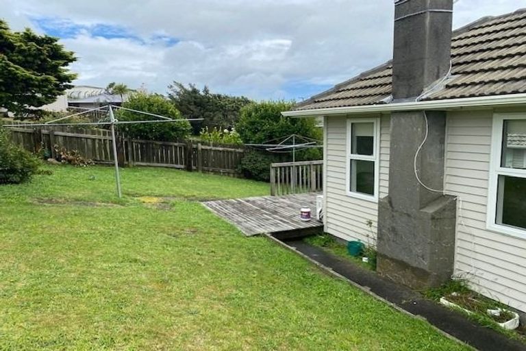 Photo of property in 32 Kenmore Street, Newlands, Wellington, 6037
