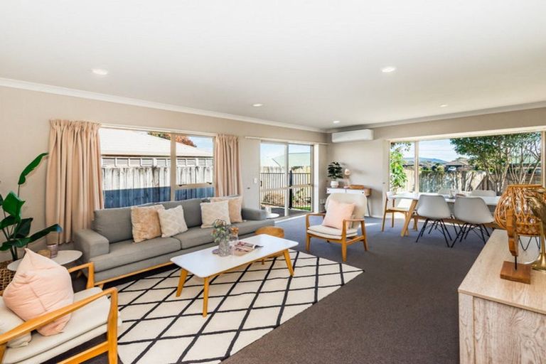 Photo of property in 17 Balmerino Grove, Waikanae, 5036
