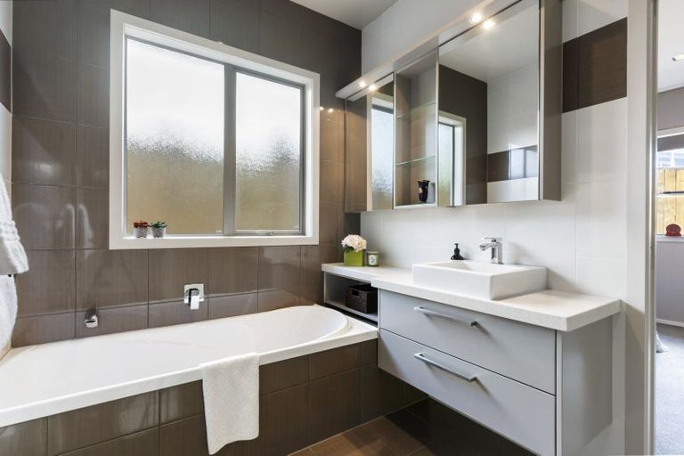 Photo of property in 96 Fisher Parade, Sunnyhills, Auckland, 2010