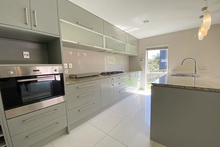 Photo of property in 11 Lakeridge Close, Northcross, Auckland, 0632