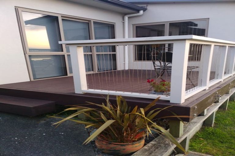 Photo of property in 1 Greenstone Place, Aotea, Porirua, 5024