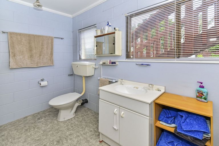 Photo of property in 28 Gibbons Road, Weymouth, Auckland, 2103
