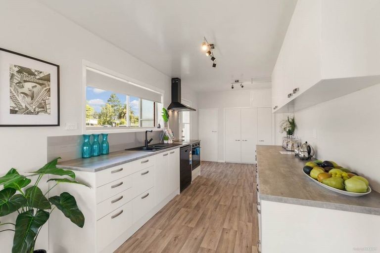 Photo of property in 2 April Place, Red Hill, Papakura, 2110