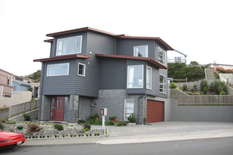 Photo of property in 10 Dress Circle, Newlands, Wellington, 6037