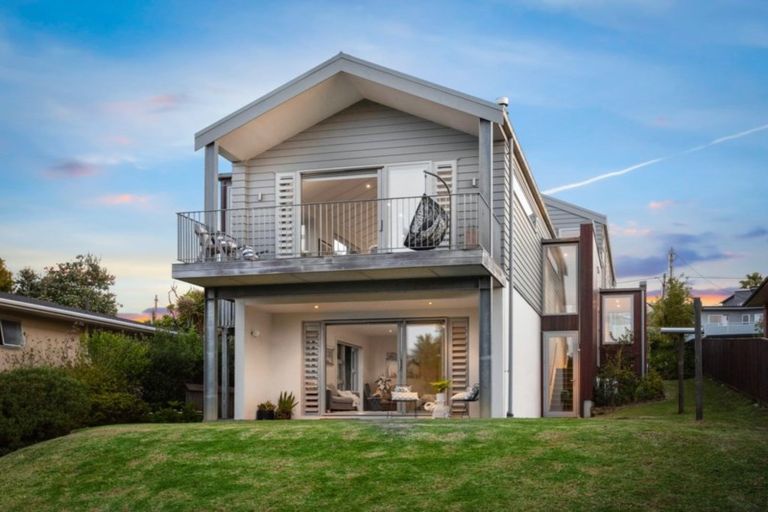 Photo of property in 8 Garadice Road, Rothesay Bay, Auckland, 0630