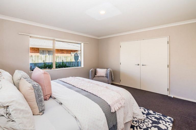 Photo of property in 17 Balmerino Grove, Waikanae, 5036