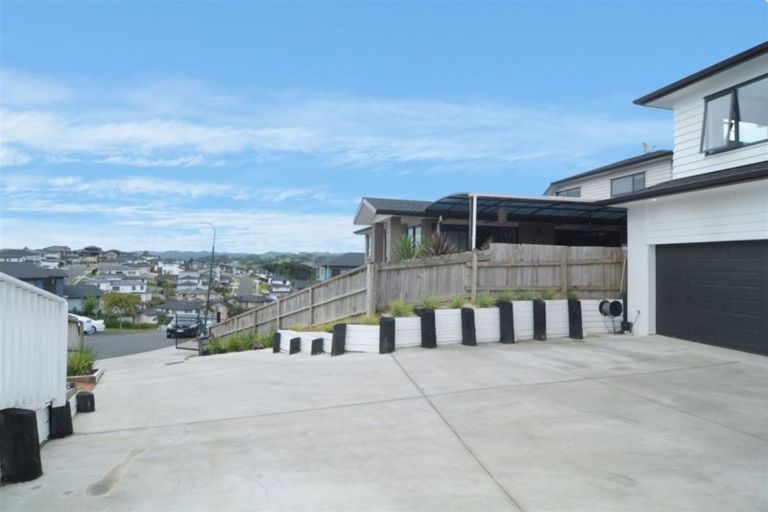 Photo of property in 14 San Casello Rise, Henderson, Auckland, 0612