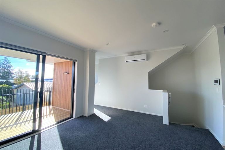 Photo of property in 4/5 Peachgrove Road, Te Atatu Peninsula, Auckland, 0610