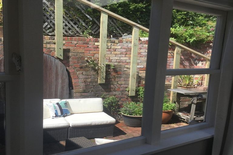 Photo of property in 17 Palliser Road, Roseneath, Wellington, 6011